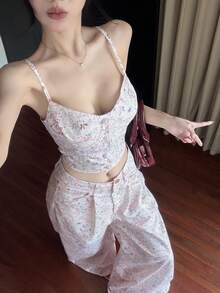 DAZY Conjunto de 2 piezas para mujer con camisola y pantalones de pierna recta y ancha con estampado floral pequeño en todo el diseño, estilo casual de vacaciones para chica hot, blanco - Blanco - Ver 6
