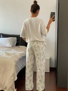 Livesso 纯色宽松 T 恤上衣和全身花卉线条印花睡裤、睡衣套装 - 白色 - 查看 2