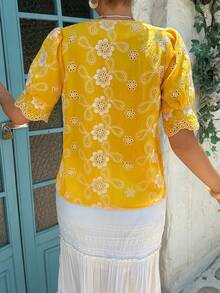 Livesso Áo sơ mi nữ tay ngắn kiểu Pháp tay cánh hoa, dáng rộng, phong cách thanh lịch, họa tiết jacquard đục lỗ màu vàng, mặc thường ngày, đi chơi, dự tiệc cưới, mùa xuân hè - Màu vàng - Xem 4