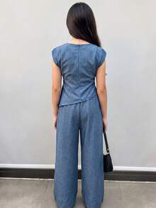 SHEIN 深海藍紋理休閒套裝 2 件組，包含無袖抓皺腰上衣與配套寬腿長褲，親膚泡泡紗布料，極簡慵懶風格，適合 Tween 女孩夏季日常出遊的小眾設計穿搭 - 藍色 - 查看 2