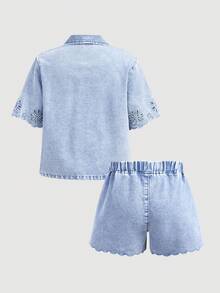 SHEIN 2件組 青少年女孩時尚休閒 Y2K 復古酷街頭風 鏤空花朵刺繡圖案 藍色丹寧寬領上衣與鬆緊腰寬鬆舒適刺繡圖案丹寧短褲套裝，適合青少年女孩日常穿著、春夏季 Rave 派對、音樂節、街頭風服飾與返校季 - 藍色 - 查看 2