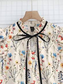 SHEIN Franclia 女款花卉印花荷葉邊立領鏤空黑色對比色細緞帶蝴蝶結短袖上衣 - 彩色 - 查看 4