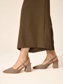 CUCCOO BASICS 女士尖头粗跟高跟鞋，深杏色针织后跟带扣，舒适透气，日常百搭通勤必备，外出必备。女士高跟鞋，露跟鞋。 - 深杏色 - 查看 3