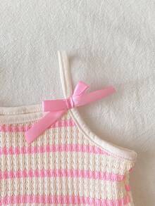 SHEIN Playful Pals Robe trapèze à bretelles spaghetti pour bébé fille. Cette robe présente un design à bretelles spaghetti, simple et élégant. La jupe trapèze met en valeur un style vif et mignon. La coupe ample de cette robe convient aux bébés de tous les types de corps. Elle est non seulement parfaite pour les vacances à la plage, les pique-niques en plein air et autres sorties d'été, mais aussi pour un port décontracté, permettant aux bébés de montrer leur charme unique tout en profitant d'un moment détendu et confortable. - Rose bonbon - Voir 6