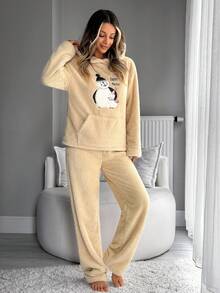 SHEIN طقم بيجاما من الصوف الناعم المبطن بتطريز عائلة البطريق اللطيفة، طقم استرخاء بغطاء رأس من الفرو الناعم بتصميم تيدي - بيج - مشاهدة 7