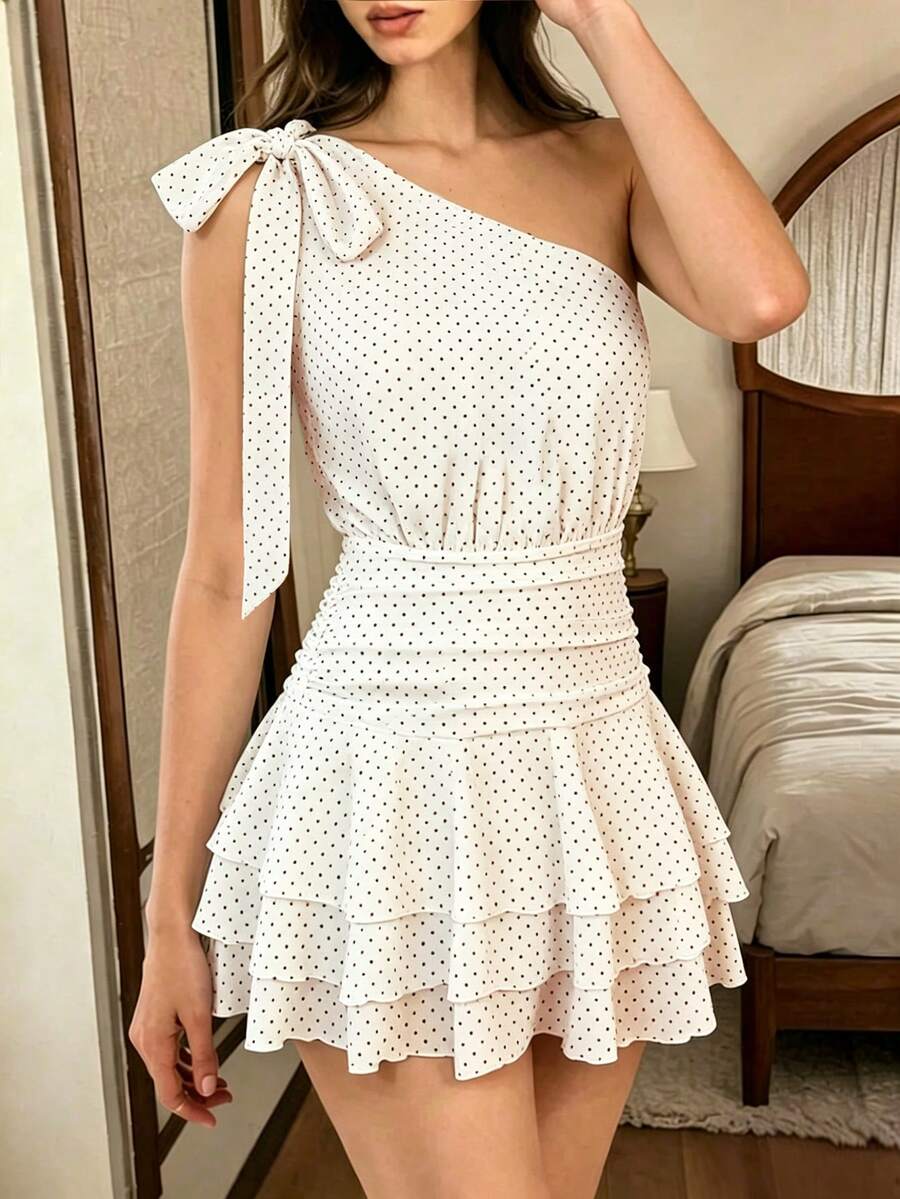 SHEIN PariChic 女款優雅浪漫單肩蝴蝶結修身腰褶皺荷葉邊短洋裝,黑白波點印花,春夏季新款,情人節約會度假休閒浪漫無袖多層荷葉邊迷你洋裝,生日禮服,婚禮賓客禮服 - 白色 - 查看 1