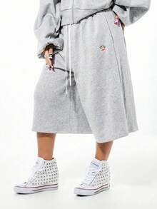 SUMWON X PAUL FRANK SUMWON WOMEN 猴子图案阔腿抓绒短裤，抽绳腰带，醒目后幅印花 - 灰色 - 查看 4
