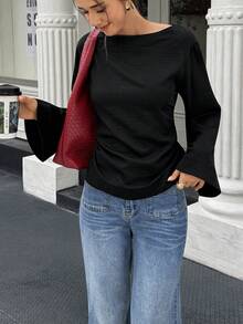 Flora Isola Flora Isola 黑色垂墜面料長袖上衣，蕾絲露背與交叉繫帶設計，性感時尚風，適合約會與日常穿著 - 黑色 - 查看 3
