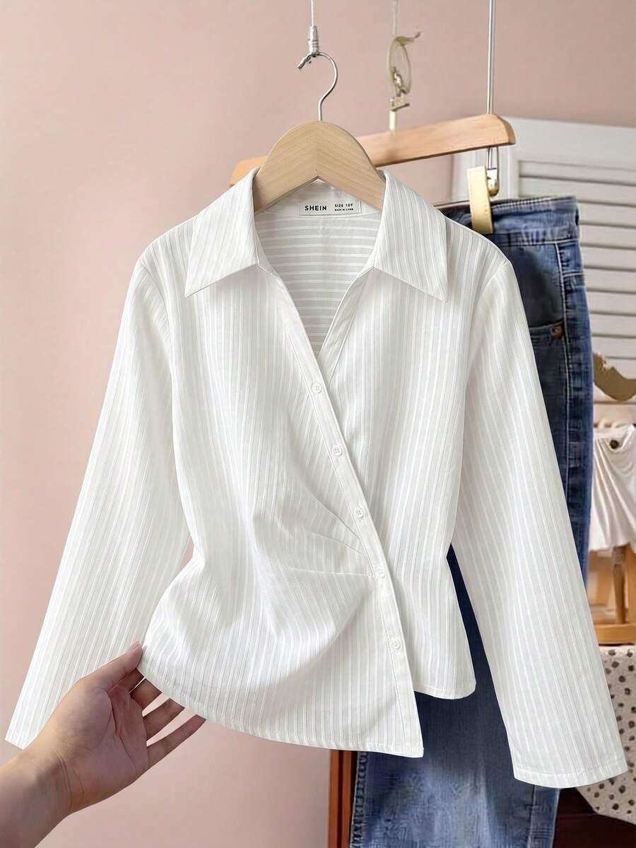 SHEIN 青少年女孩寬鬆休閒簡約舒適日常大學風優雅修身梭織白色條紋領開襟不對稱下擺抽褶襯衫上衣返校穿搭 - 白色 - 查看 1
