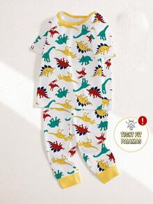 SHEIN 【6件套随机发货，每套2件】男童睡衣，春夏新品，时尚热销元素恐龙、鲨鱼、汽车、宇航员、交通工具印花，针织紧身高弹面料短袖长裤睡衣套装，2件睡衣上衣+2件睡裤（随机发货） - 彩色 - 查看 6