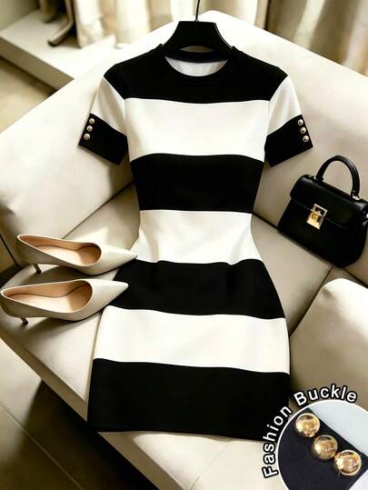 Franclia Vestido mini ajustado a rayas negras & blancas, cuello redondo, manga corta, decoración con botones metálicos, versátil para el uso diario