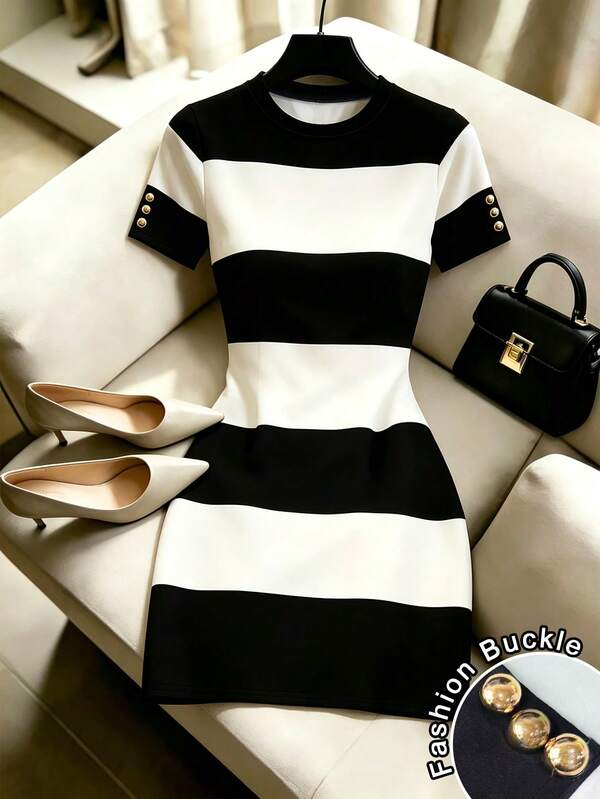 Franclia Vestido mini ajustado a rayas negras & blancas, cuello redondo, manga corta, decoración con botones metálicos, versátil para el uso diario