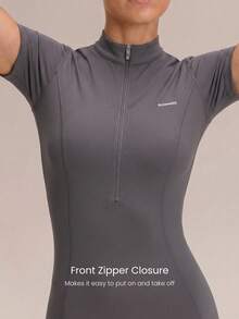 GLOWMODE 4.3" FeatherFit™-Air 發光連身衣 快乾防紫外線 短袖高領前開拉鍊 弧形拼接背縫設計 防滑下擺 拉鍊連身衣 夏季日常休閒穿搭 - Volcanic Gray - 查看 3