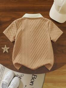 SHEIN Streecool Kids 一件男童米色 Polo 衫，领口和袖口饰有黑色滚边，增添细节感，表面菱形纹理提升质感，左胸创意“皮革贴片”设计，适合商务休闲、日常通勤、半正式社交活动和学校穿着。 - 摩卡棕 - 查看 2
