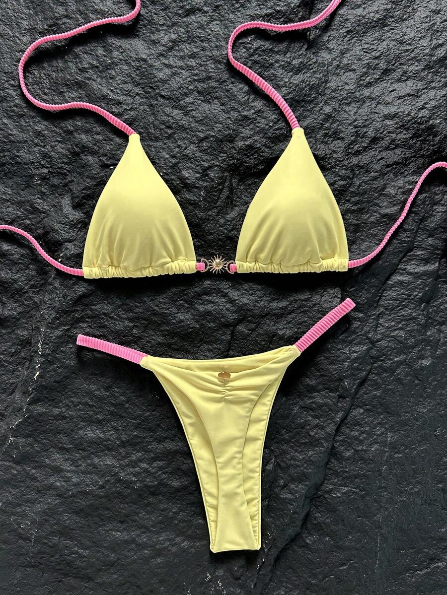 Swim Mod 女款春夏新款防曬金屬裝飾純色V領掛脖露背三角比基尼上衣性感丁字褲比基尼下裝2件式泳衣套裝 - 黃色 - 查看 1