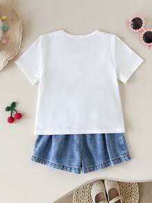 SHEIN Playful Pals 女童夏季圓領短袖時尚休閒草莓燙印簡約T恤搭配時尚高端西式草莓刺繡水洗牛仔裙褲套裝，適合日常出行、休閒聚會及派對 - 白色 - 查看 2