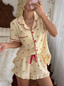 CottageSlumber Conjunto de pijama con top de manga corta a rayas con volantes en el bajo y shorts con estampado de cerezas - Amarillo - Ver 1