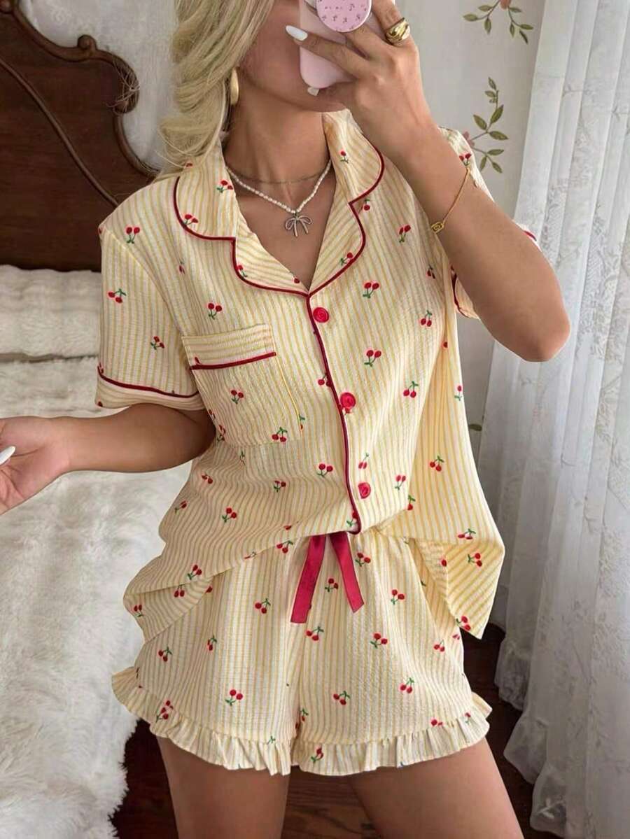 CottageSlumber Conjunto de pijama con top de manga corta a rayas con volantes en el bajo y shorts con estampado de cerezas - Amarillo - Ver 1