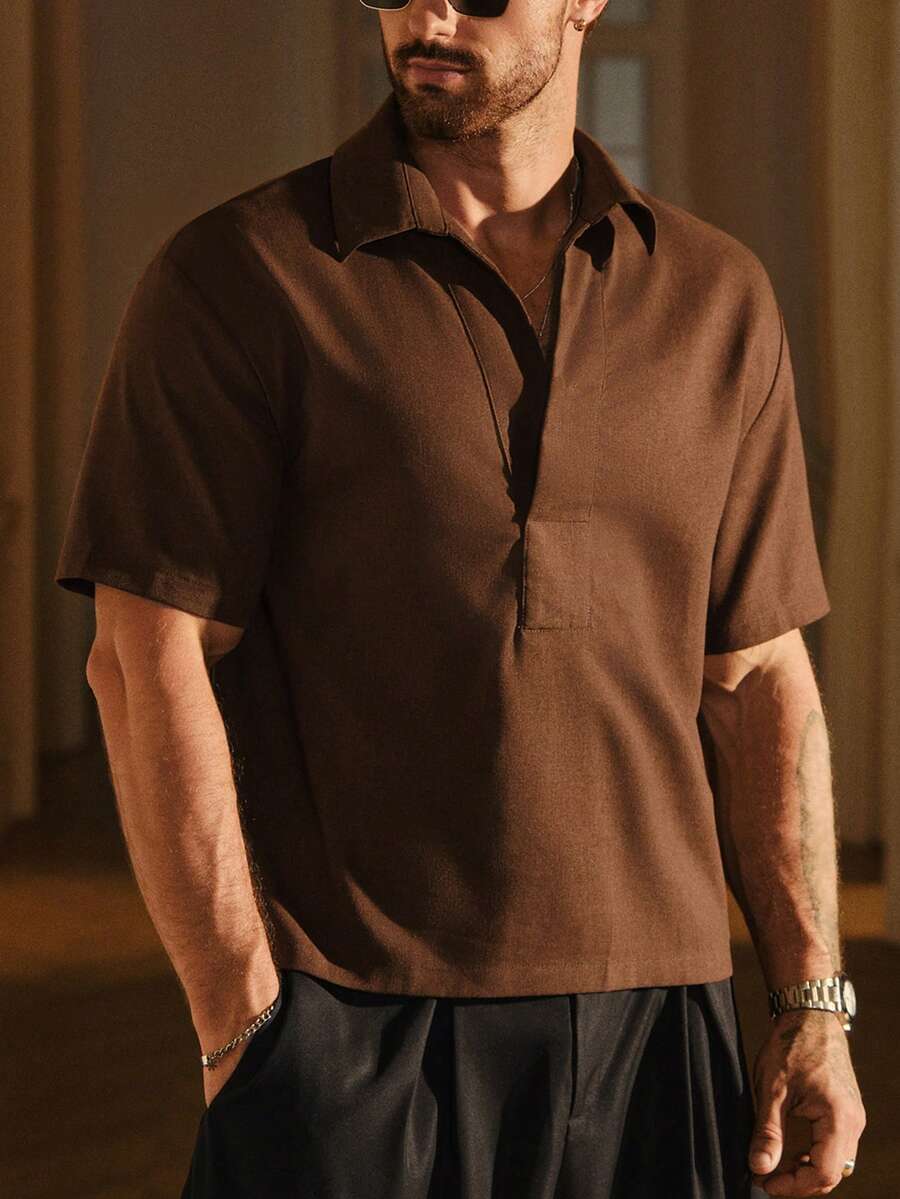 SIGLOCORE Polo da uomo a maniche corte con spalle scese, scollo a V con tacca, tinta unita, stile minimalista - Caffè Marrone - Visualizzare 1