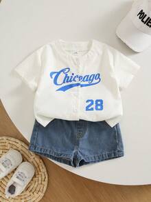SHEIN 2 pezzi/Set Unisex Bambino Maschio Bambina Femmina Primavera/Estate Casual Moda Camicia Bianca a Maniche Corte Top da Baseball e Pantaloncini in Denim Set, Abbigliamento Primavera/Estate Bambino Maschio, Outfit, Streetwear - Multicolore - Visualizzare 4