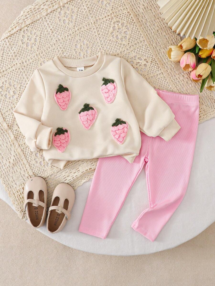SHEIN Vintaside Kids 女嬰新款時尚運動衫套裝,3D鉤編草莓軟米白色上衣 + 粉色羅紋針織內搭褲,幼童可愛俏皮休閒日常百搭親膚秋季兩件套,適合外出 - 粉色 - 查看 1