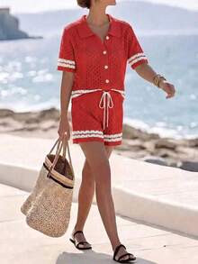 SHEIN Holidaya 新款春夏海灘度假奶油杏色底鏤空紋理撞色翻領溫柔慵懶復古下擺隨性休閒百搭柔軟舒適居家穿搭高級設計日常POLO領開襟針織衫繫帶短褲女款套裝2件組 - 紅色 - 查看 6