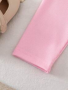 SHEIN Vintaside Kids 女嬰新款時尚運動衫套裝，3D鉤編草莓軟米白色上衣 + 粉色羅紋針織內搭褲，幼童可愛俏皮休閒日常百搭親膚秋季兩件套，適合外出 - 粉色 - 查看 7