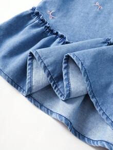 SHEIN Gaun Denim Biru Muda Pudar Tanpa Lengan dengan Bordir Pita untuk Anak Perempuan, Gaya Putri Manis Kasual Elegan dengan Hiasan Ruffle - Medium Wash - View 6