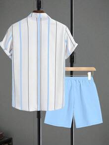 Manfinity Homme Bộ 2 áo sơ mi tay ngắn in họa tiết sọc cài nút phía trước và quần short cạp rút dây cho nam Bộ quần áo nam mùa hè, trang phục ấm áp - Màu xanh nhạt - Xem 2