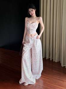 DAZY Conjunto de 2 piezas para mujer con camisola y pantalones de pierna recta y ancha con estampado floral pequeño en todo el diseño, estilo casual de vacaciones para chica hot, blanco - Blanco - Ver 1