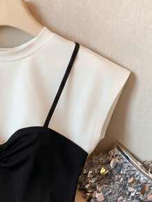 GlowEve 女款夏季吊帶拼接 2 合 1 荷葉邊短袖針織 T-Shirt，黑白對比設計修身短版上衣，休閒日常上衣 - 黑與白 - 查看 6