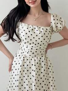 Yasmeen Edit Yasmeen Edit 女款復古露肩泡泡袖波點白色中長洋裝，情人節女性穿搭，嘉年華優雅度假夏季洋裝 - 黑與白 - 查看 6
