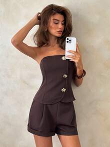 EURMUSE Damen, Frühling, Sommer, Regular Fit, kurze Länge, trägerloses braunes Top und Shorts Set, trägerloses braunes Co-Ord, braunes Bandeau-Top mit goldenen Verzierungen, maßgeschneiderte braune Shorts, Sommer Cocktail Zweiteiler, braunes Abend Co-Ord, hochtaillierte braune Shorts Set, braunes Bustier-Top mit dekorativen Knöpfen, elegantes braunes Party-Outfit, braunes passendes Zweiteiler für Damen, braunes Urlaubsoutfit, warmes Wetter braunes Co-Ord, braunes ärmelloses Crop und Shorts Set - Braun - Übersicht 4