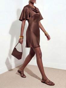 Zivah Nouvelle robe mini pour femme à col roulé en satin marron, manches courtes, taille cintrée, silhouette trapèze, style décontracté pour le trajet, la plus vendue cet été, convient pour le port quotidien, les vacances, les voyages, les plages, les fêtes, les tenues d'aéroport, les tenues de brunch, les affaires, l'élégance, le style bohème, le style nomade, le style décontracté, le shopping, le trajet, la tenue de remise des diplômes, la tenue de concert country, les festivals de musique-Z - Tabac - Voir 6