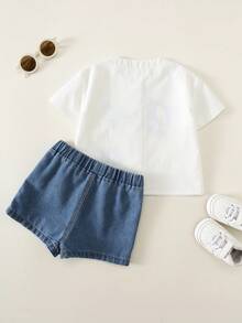 SHEIN 2 pezzi/Set Unisex Bambino Maschio Bambina Femmina Primavera/Estate Casual Moda Camicia Bianca a Maniche Corte Top da Baseball e Pantaloncini in Denim Set, Abbigliamento Primavera/Estate Bambino Maschio, Outfit, Streetwear - Multicolore - Visualizzare 2