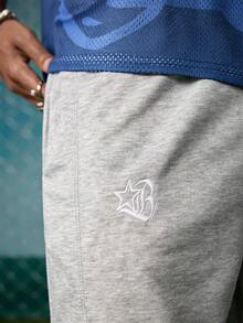 EVRINFINITE Pantalones cortos de punto casuales con patrón bordado sencillo para hombres, pantalones de chándal rectos y holgados con parches de estilo urbano - Gris Claro - Ver 5