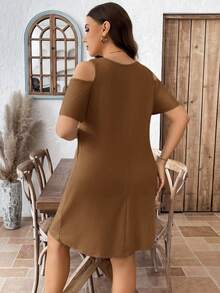 SHEIN LUNE Plus Size Minimalist Cut-Out Shoulder Design Round Neck Short Sleeve Dress - Coffee Brown - View 2