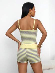 SHEIN PETITE Bộ đồ nữ mặc thường ngày phong cách tối giản đi du lịch, áo cami phối màu sọc và quần short - Màu vàng - Xem 2