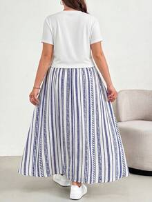 SHEIN Essnce 大码女装春夏时尚休闲弹力舒适日常显瘦两件套：黑色短袖上衣和黑白条纹长裙，夏季服装，度假装 - 藍色 - 查看 2