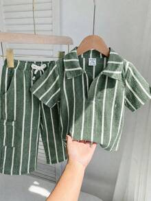SHEIN 2 buc./set Set de cămașă cu mânecă scurtă și guleră cu dungi albastru-alb și pantaloni lungi, confortabil, casual și versatil, pentru bebeluși băieți și fete, potrivit pentru primăvară și vară, interior, exterior, uz zilnic, sport, joacă, petreceri, fotografii, vacanțe și sărbători - Multicolor - Vizualizare 4