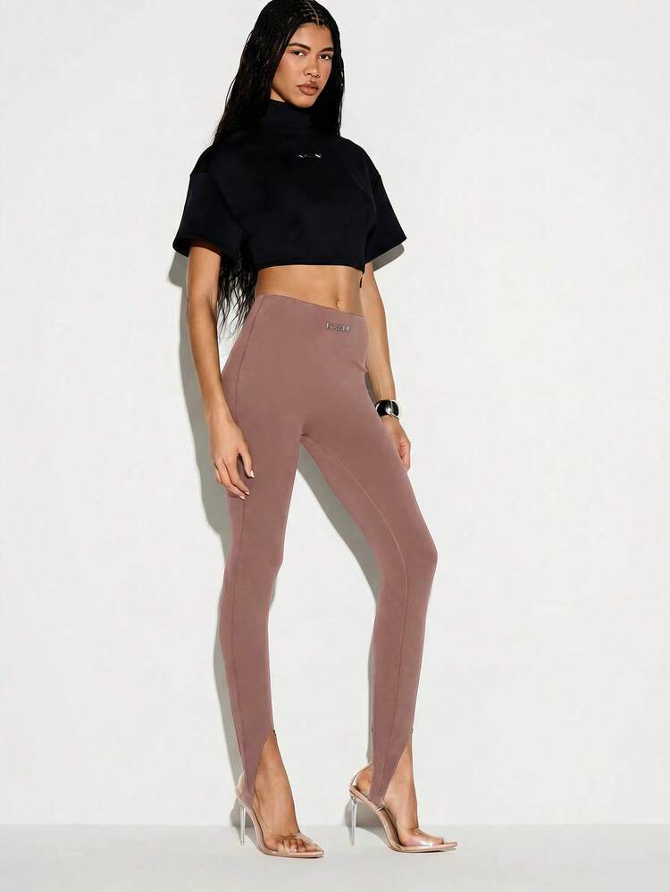 Legginsy z wysokim stanem i rozcięciem u dołu