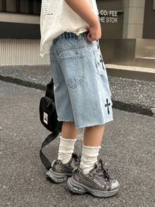 SHEIN Little Byeori 大童男孩時尚休閒 Y2K 復古簡約舒適十字圖案鏤空破洞磨邊藍色寬鬆牛仔短褲，柔軟日常穿著，適合兒童春夏電音節慶與海灘 - 藍色 - 查看 4