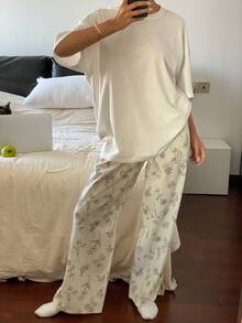 Livesso 纯色宽松 T 恤上衣和全身花卉线条印花睡裤、睡衣套装 - 白色 - 查看 4