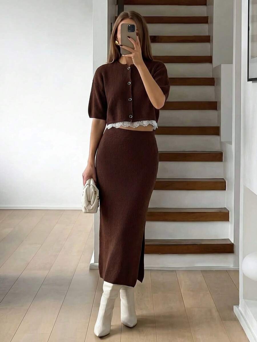 CLARA VERO Set de 2 piezas: Cárdigan con botones metálicos y falda con ribete de encaje - Café integral - Ver 1