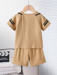 SHEIN 2件組嬰兒男童女童休閒羅紋條紋短袖圓領柔軟透氣薄款2件套服裝套裝 T恤短褲夏季日常上衣 - 彩色 - 查看 2