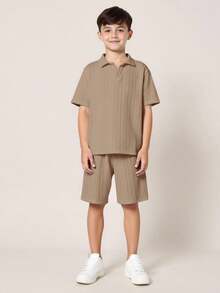 SHEIN Little Byeori 青少年男孩舒適休閒度假風紋理面料領口短袖POLO衫與紋理面料短褲2件套，適合戶外玩樂、街拍、派對、城市漫步 - 駝色 - 查看 5