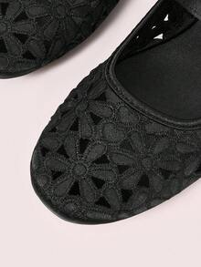 CUCCOO DOLLMOD 女款黑色時尚花卉刺繡鏤空平底瑪麗珍鞋，甜美可愛校園風 - 繡線花黑 - 查看 5