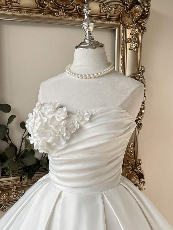 Lovelzi Elegante, lujoso, romántico vestido de satén blanco estilo corte, diseño plisado, vestido corto de fiesta estilo princesa sin tirantes, flores 3D, adecuado para despedida de soltera, boda, ceremonia de graduación, vacaciones y despedida de novia