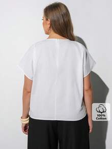 Maija 大尺碼女款白色夏季絲綢襯衫，休閒通勤日常上衣，短袖，收腰設計，圓領，適合辦公通勤、秋季與萬聖節 - 白色 - 查看 7