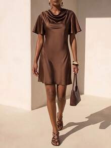 Zivah Nouvelle robe mini pour femme à col roulé en satin marron, manches courtes, taille cintrée, silhouette trapèze, style décontracté pour le trajet, la plus vendue cet été, convient pour le port quotidien, les vacances, les voyages, les plages, les fêtes, les tenues d'aéroport, les tenues de brunch, les affaires, l'élégance, le style bohème, le style nomade, le style décontracté, le shopping, le trajet, la tenue de remise des diplômes, la tenue de concert country, les festivals de musique-Z - Tabac - Voir 4